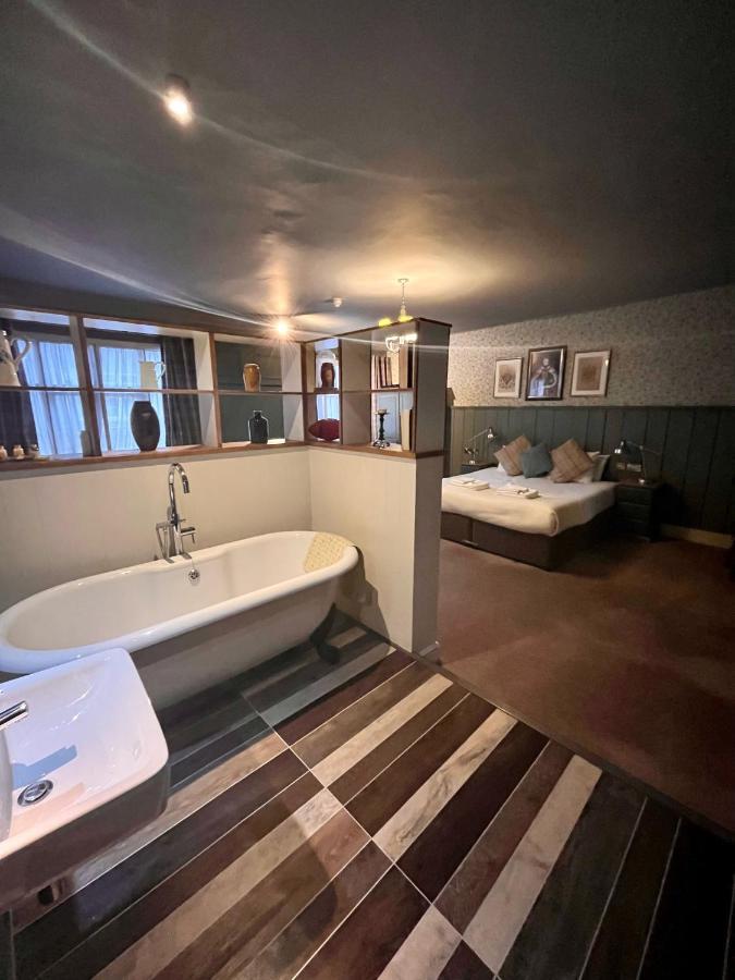 The Ostrich Inn Colnbrook London Heathrow Слау Экстерьер фото