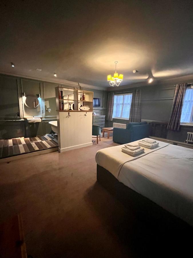 The Ostrich Inn Colnbrook London Heathrow Слау Экстерьер фото